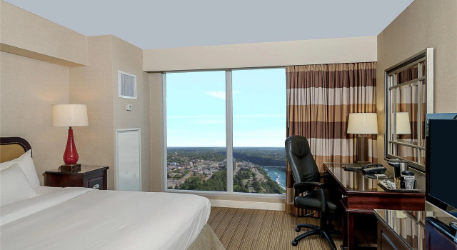 Номер с джакузи с видом на Американскую сторону Ниагарского водопада Hilton Niagara Falls/ Fallsview Hotel and Suites