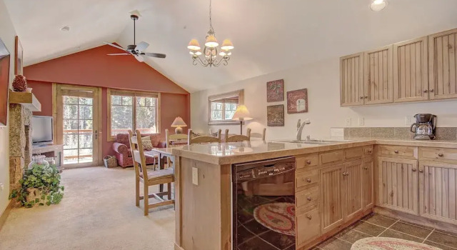 Номер Standard Bright + Scenic 2br - 7ppl Steps To Ski Lifts + Main Street 2 Bedroom Condo by RedAwning