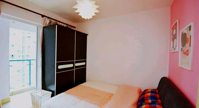 Avatar Gallery Large Queen Bed & High Rise View