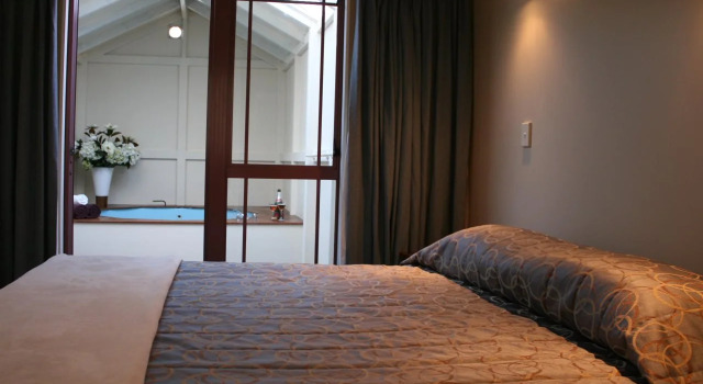 Catellis of Taupo, Boek Motel Taupo 