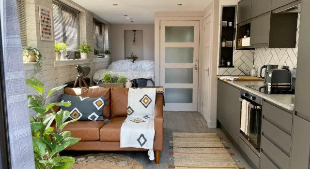 Апартаменты Stylish, Central Studio with Kitchen & Large Deck