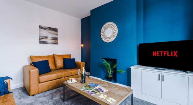 Pristine Home With Parking Ideal for Contractors, Book Feriehus Crewe 