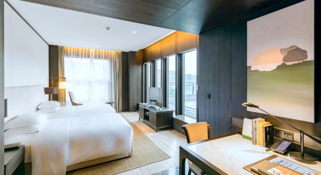 Двухместный номер Standard с балконом и с видом на озеро Hilton Ningbo Dongqian Lake