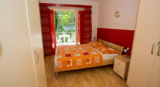 Comfortable Apartment With Balcony & Garden View, Prenota Appartamento Splitska 