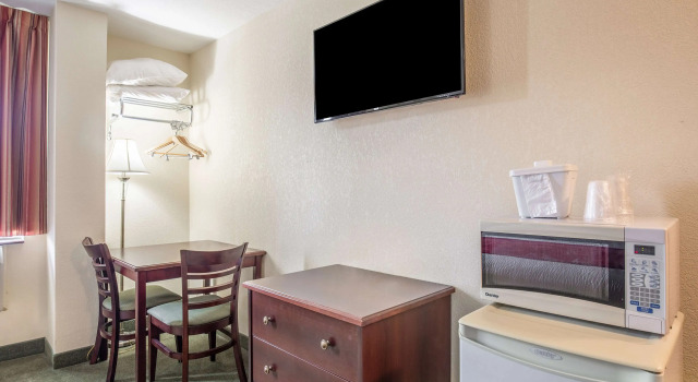 Четырёхместный номер Standard Knights Inn Orillia