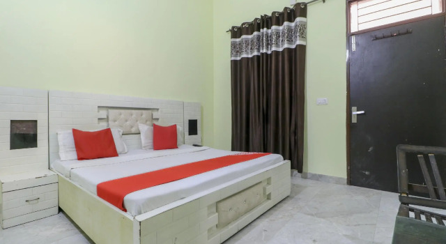 OYO 28205 Hotel Moonlight