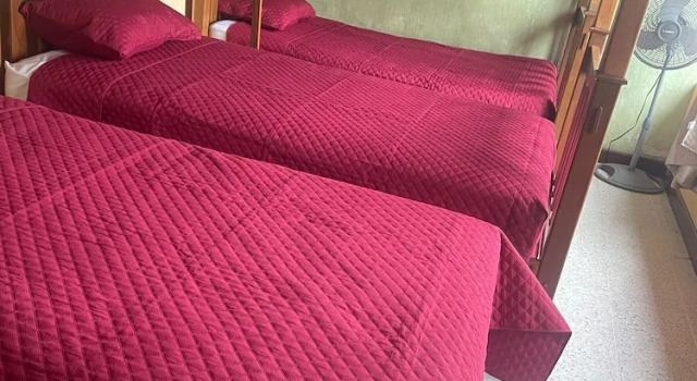 Кровать в общем номере Hotel Ixbalanque