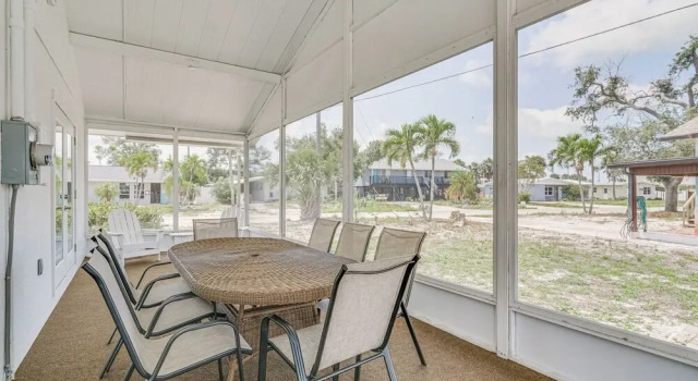 Коттедж 1 Block to Shore: Fort Myers Beach Retreat