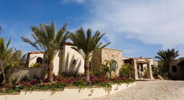 Ultra Luxury Villa with Premium Linens, Gym, Immense Pool, & 5 min Taxi to Downtown