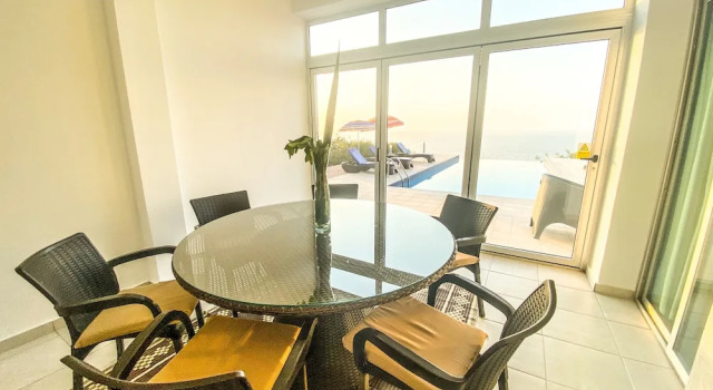Sea Cliff villa, 4 beds, sleeps 2- 7, Free Wifi, Heated Pool option.