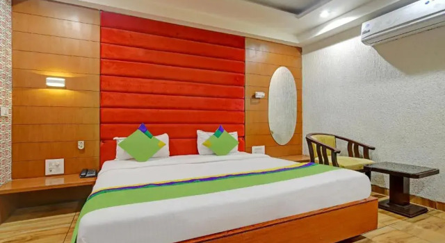 Collection O Hotel Johri Residency