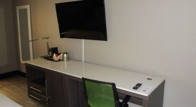 Четырёхместный номер Standard SureStay Plus Hotel by Best Western Point Richmond