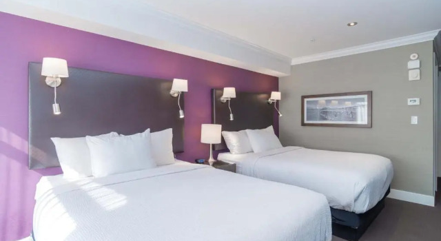 Четырёхместный номер Standard с видом на город Sandman Signature Kamloops Hotel
