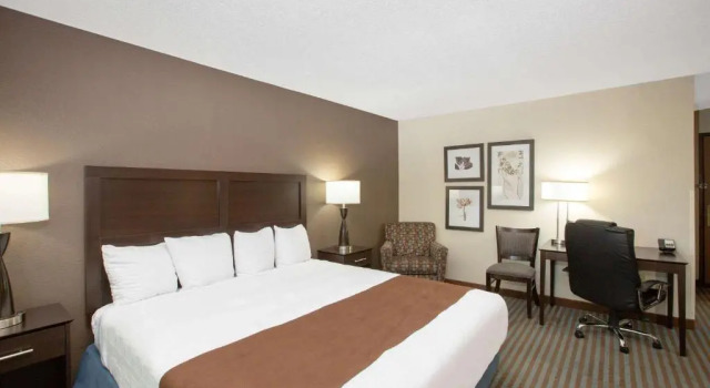 Люкс AmericInn by Wyndham Lincoln North