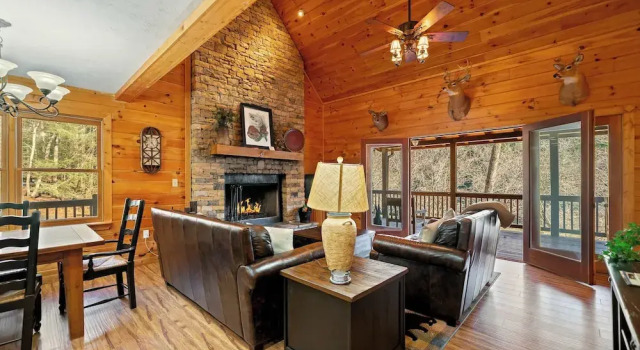 New! Riverfront Retreat Sleeps 12 Ellijay, Buchen Sie Hotel Ellijay 