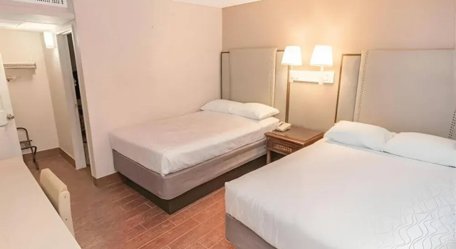 Четырёхместный номер Standard с балконом Econo Lodge Inn & Suites Yuma