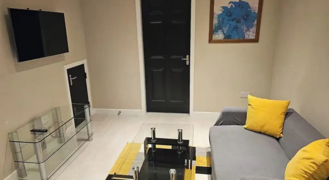 Charming 3 Bed Home in Stepps, Glasgow - Garden & Patio, Забронировать Дом для отпуска Виллы Стратклайда, Вилла