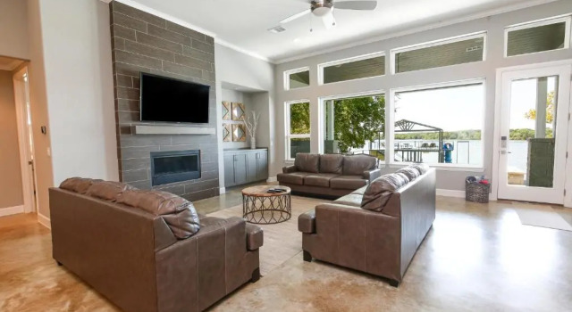 Luxury Lake LBJ House with Heated Swimming Pool and Spill Over Hot Tub and 2 Boat Slips, Забронировать Апартаменты/квартира Кингсленд Texas Hill Country