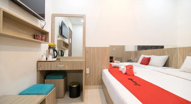 RedDoorz Plus near Le Quang Dinh Street