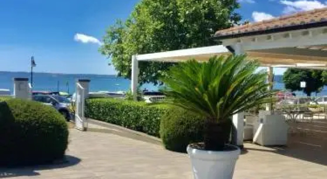 Skipper White Guest House, Забронировать Гостевой дом Отели Тревиньяно-Романо с парковкой, Парковка