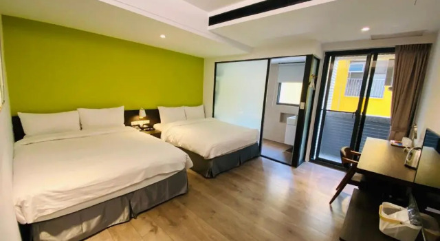 Четырёхместный номер Standard с балконом Greenight Hotel