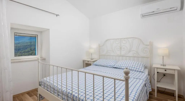 House Bajota with terrace and sea view, Buchen Sie Ferienhaus Beli Insel Cres