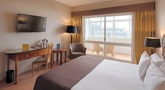 Номер Standard с видом на город Golden Tulip Porto Gaia