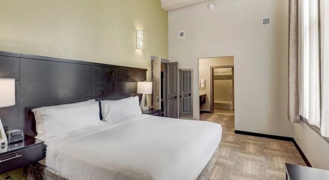 Люкс Цокольный этаж с 2 комнатами Staybridge Suites Baltimore - Inner Harbor by IHG