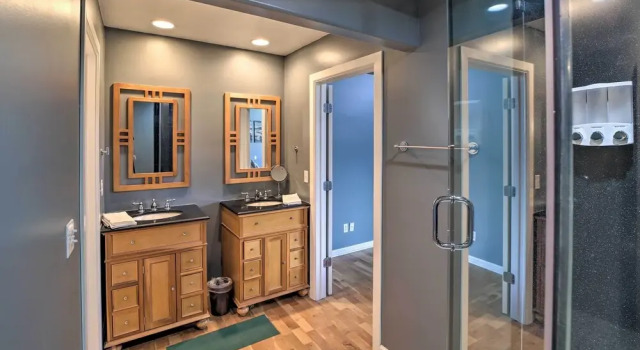 Grand Tulsa Getaway With Private Pond, Dock & Deck, Book Feriehus Villaer i Tulsa, Villa