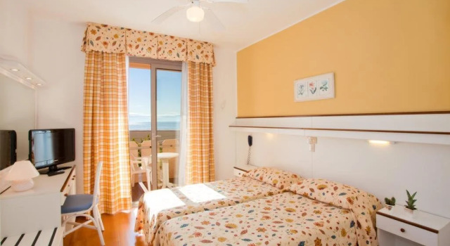 Hotel Alexander, Забронировать Отель Отели Каорле 3 звезды, рядом с Санктуарий Мадонна дель Анджело, 3*