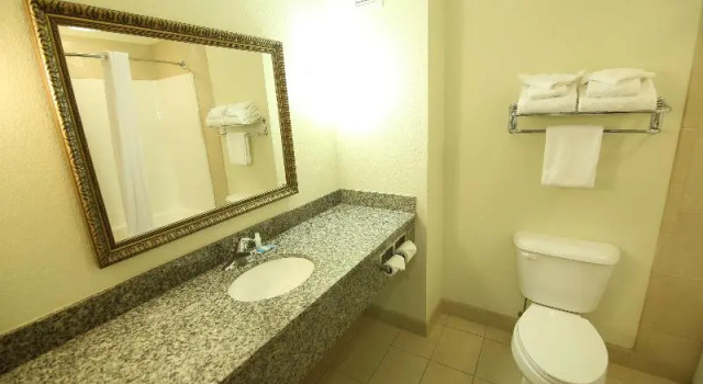 Четырёхместный номер Standard с балконом Crown Pointe Lodge, BW Signature Collection