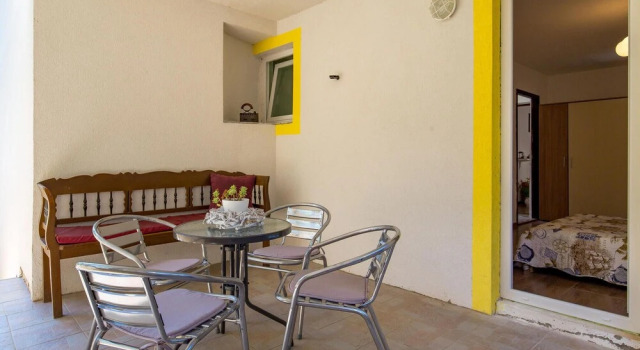 Amazing Apartment in Banjol With 1 Bedrooms and Wifi, Prenota Appartamento Hotel a Isole Quarnerine con parcheggio, Parcheggio