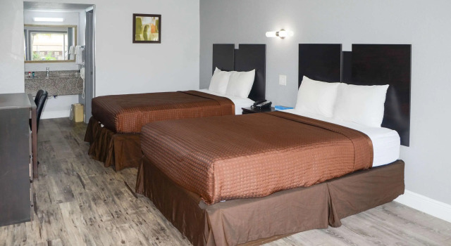 Четырёхместный номер Standard Rodeway Inn Sun City Center