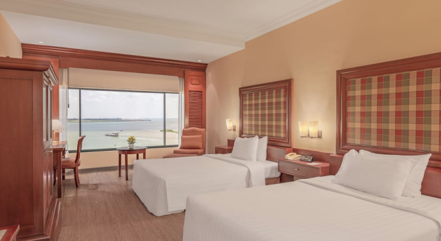 Номер Deluxe с видом на реку Hotel Cambodiana