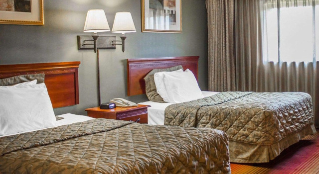 Четырёхместный номер Standard Rodeway Inn Huntington Station - Melville