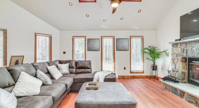 Spacious Retreat 7 Mi to Tobyhanna State Park!, Book Feriehus Sommerhuse i Pennsylvania, Hytte