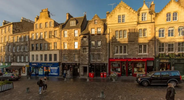 Unique & Stylish Grassmarket Apt - Close to Castle, Забронировать Отель Старый город Эдинбург, рядом с Национальный музей Шотландии