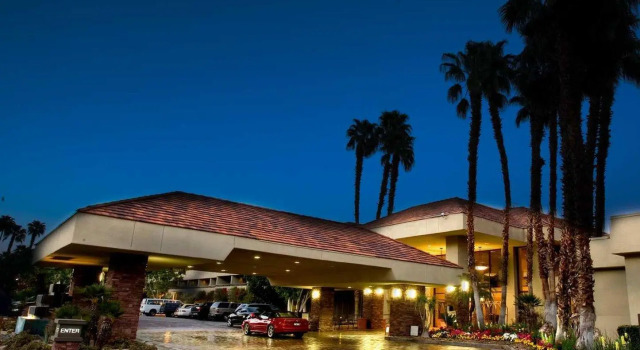 Кровать в общем номере с видом на бассейн Hilton Palm Springs