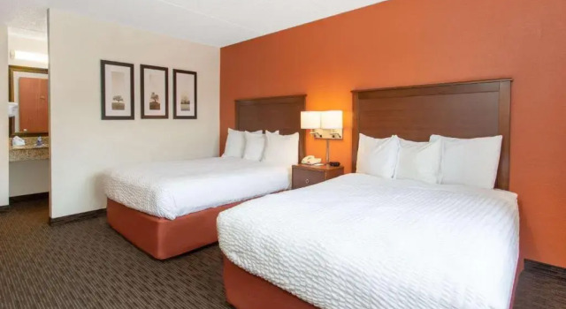 Четырёхместный номер Standard AmericInn by Wyndham Calumet