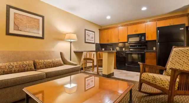 Четырёхместный люкс Best Western Plus Deer Park Hotel and Suites