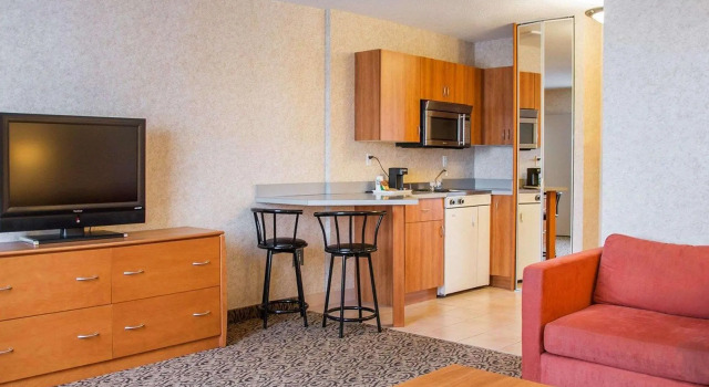 Двухместный люкс Quality Inn & Suites