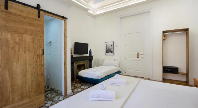 Трёхместный номер Superior с балконом Hostal Girona