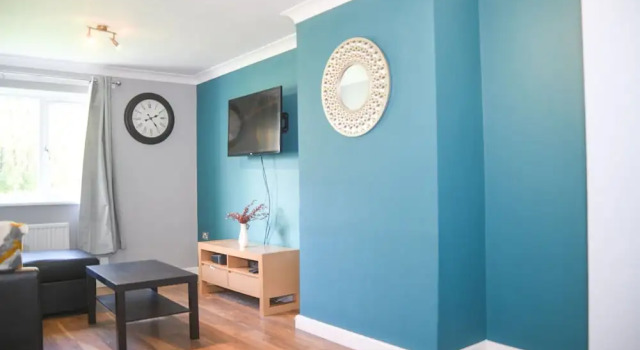Коттедж House Sleeps 8 with Garden and Parking