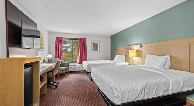 Standard Vierer Zimmer mit Poolblick University Inn & Suites