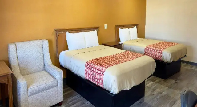 Четырёхместный номер Standard Regency Inn Hondo