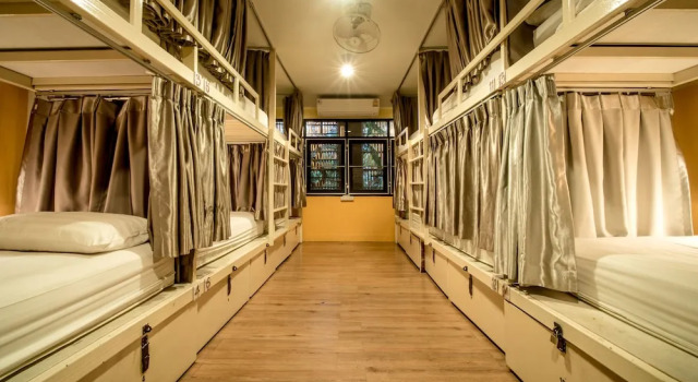 Кровать в общем номере Bharani Hostel