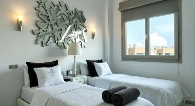 Eivissa Beachfront Gem - Modern 2BR Apartment, Rezerwuj Apartament Hotele w Majorka z parkingiem, Parking