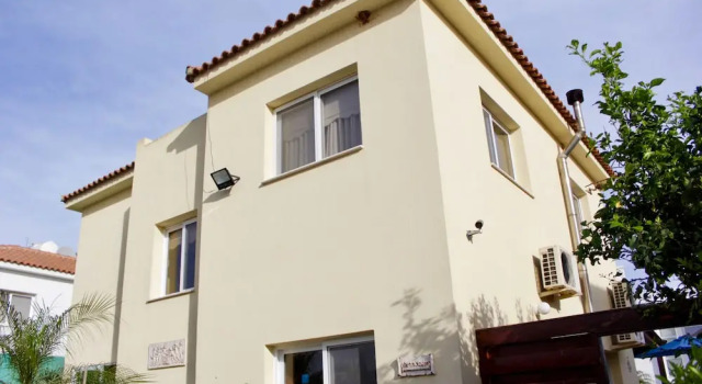 Carolyn Villa is a Luxury 4-Bedroom Villa with Private Pool in Ayia Napa, Забронировать Вилла Отели Айия-Напа с парковкой, Парковка