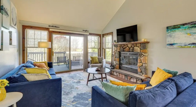 Spacious Modern Home ~ 1 Mi to Camelback Mountain!, Book Feriehus Sommerhuse i Pennsylvania, Hytte