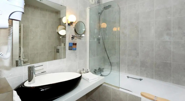 Трёхместный номер Standard Kyriad Saumur Hyper Centre Hôtel, Appartements, Séminaires et SPA soins Sothys Paris
